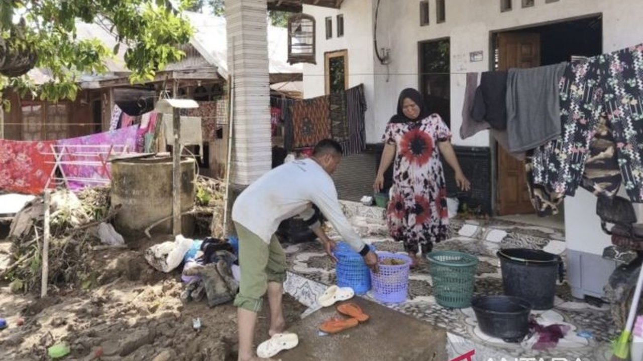 Warga Desa Sungsum, Tebing Tinggi Kalsel, berjuang membersihkan sisa lumpur pascabanjir bandang yang melanda, dengan harapan pemerintah segera bertindak dan mengantisipasi bencana serupa di masa depan.