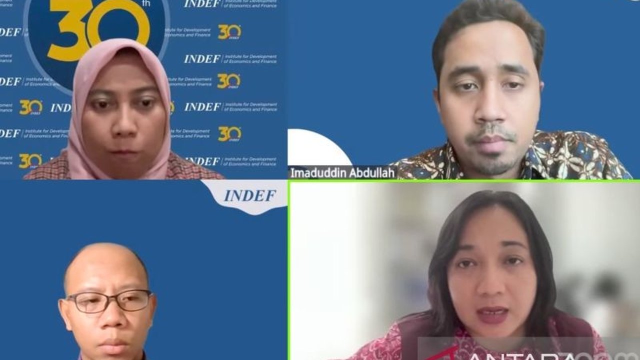 Institute for Development of Economics and Finance (INDEF) menyarankan pemerintah menerapkan kebijakan investasi yang disesuaikan untuk menarik lebih banyak investor global ke Indonesia, menyoroti kebutuhan infrastruktur dan SDM.