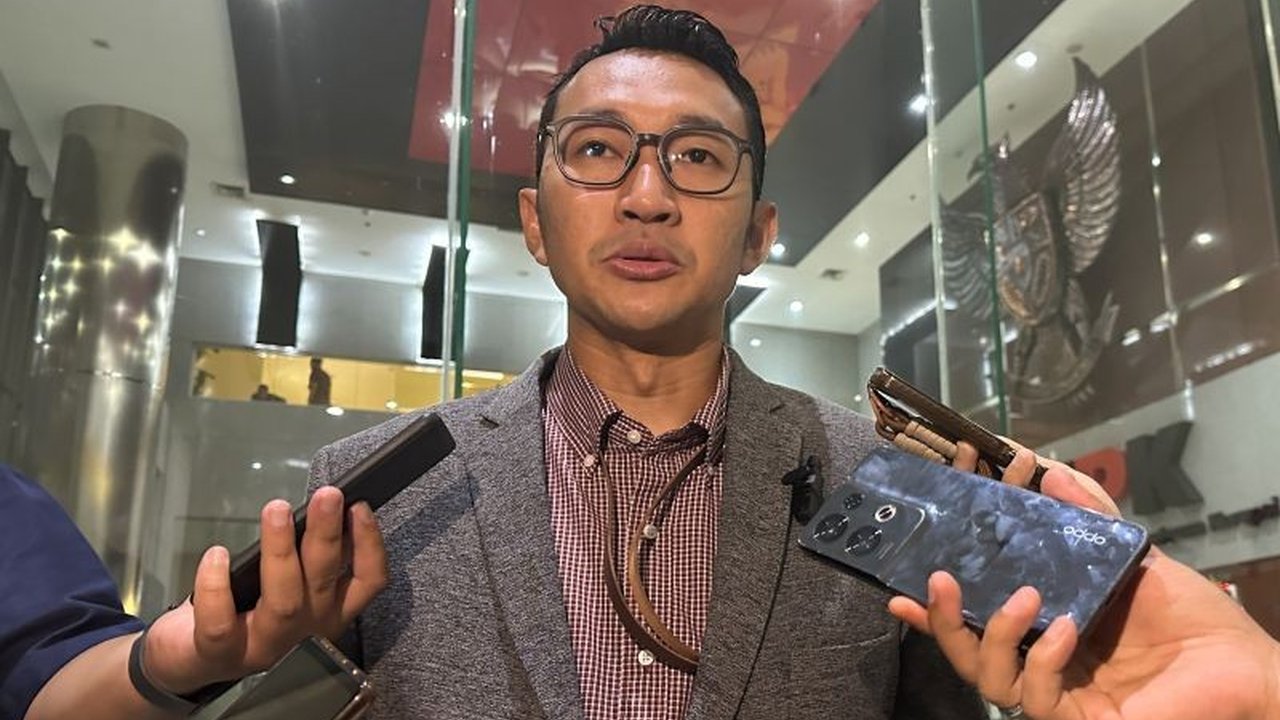 Komisi Pemberantasan Korupsi (KPK) mengimbau eks Sekretaris Dinas Cipta Karya dan Tata Ruang Kabupaten Bekasi, Beni Saputra, untuk bersikap kooperatif setelah mangkir panggilan terkait kasus suap ijon proyek.