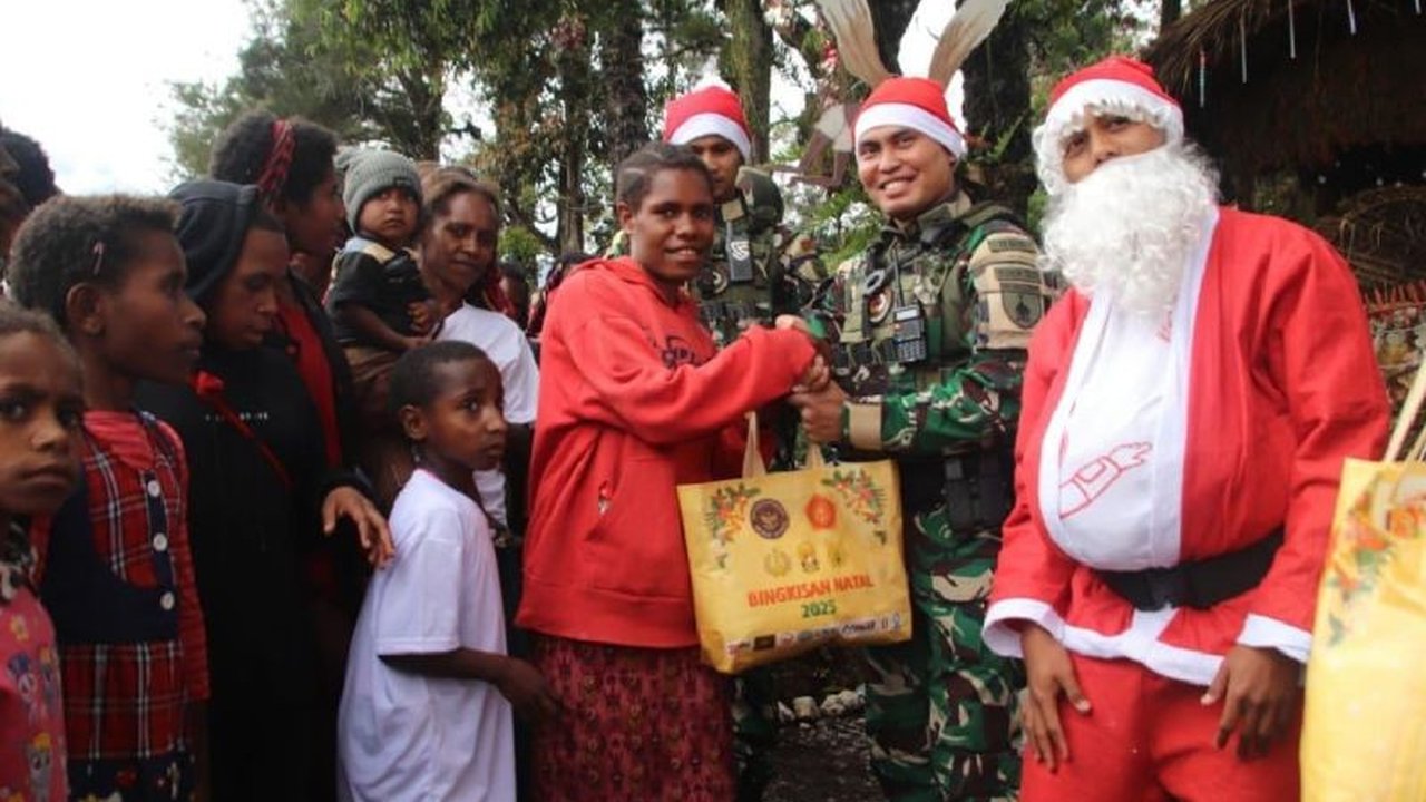 Satgas Yonif 521/DY bagikan 1.000 paket Natal di lima wilayah tugas Tanah Papua, membawa sukacita dan meringankan beban jemaat. Pembagian Paket Natal Papua ini wujud nyata kepedulian TNI.