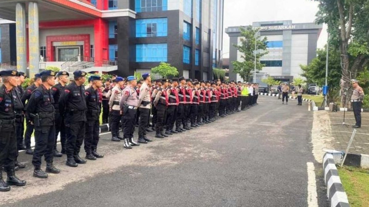 Polda Sumsel mengeluarkan larangan penggunaan petasan dan kembang api untuk malam Tahun Baru 2026. Kebijakan ini diambil demi menjaga keamanan dan ketertiban masyarakat di Palembang. Apa alasan di balik langkah preventif ini?