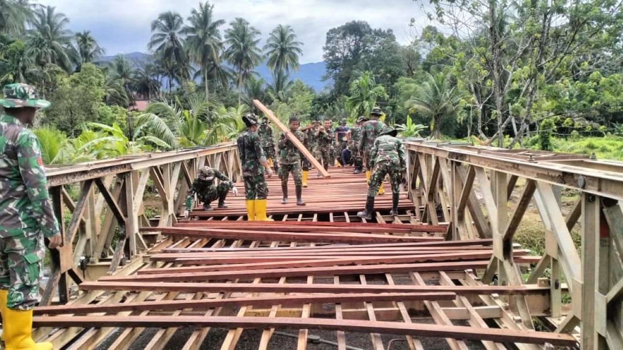 Pulihkan Akses Warga, TNI AD Bangun 12 Jembatan Darurat di Sumbar