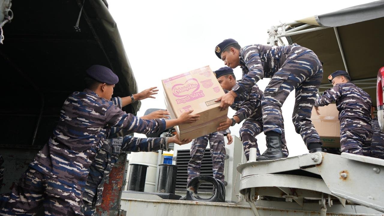 KRI Teluk Gilimanuk-531 TNI AL Angkut Bantuan Logistik Menuju Aceh, Ini Rincian yang Dibawa