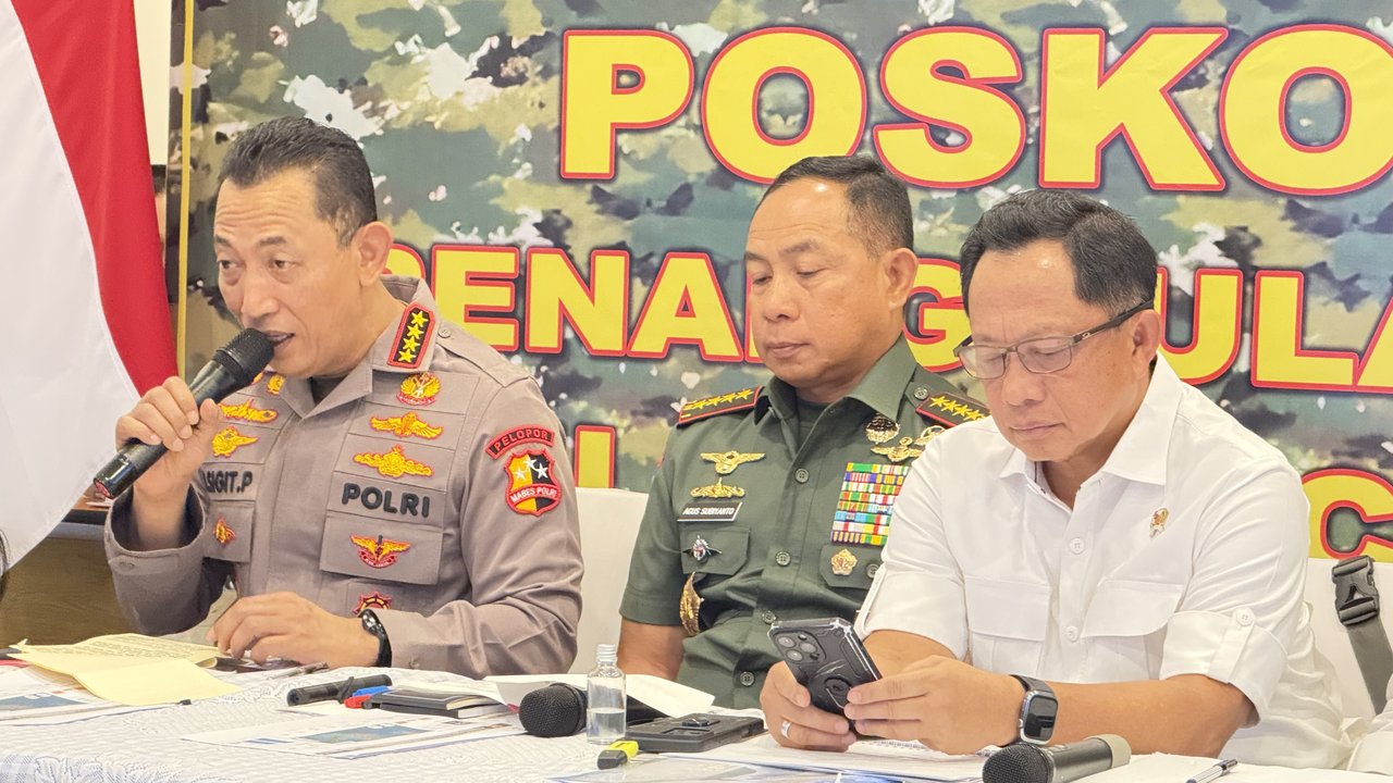 Kapolri Jenderal Listyo Sigit Prabowo saat konferensi pers perkembangan penanganan banjir Sumatra di Pangkalan TNI AU Halim Perdanakusuma Jakarta, Rabu (3/12/2025).