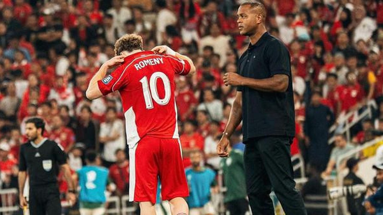Pelatih Timnas Indonesia, Patrick Kluivert memasukkan Ole Romeny di babak kedua dalam laga melawan Arab Suadi di King Abdullah Sport City Stadium, (8/10/2025). (Instagram Ole Romeny)