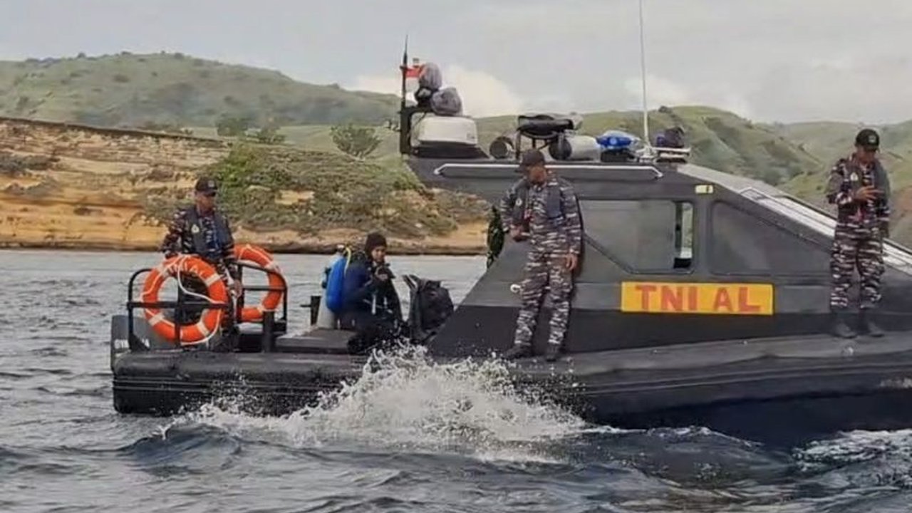 Komando Armada (Koarmada) TNI AL mengerahkan alutsista canggih untuk memaksimalkan pencarian korban kapal tenggelam KM Putri Sakinah di perairan Labuan Bajo, NTT, setelah dihantam gelombang tinggi.