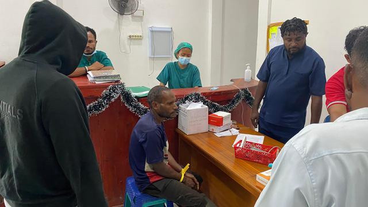 EB terduga pelaku pembunuhan guru Melani saat menjalani pemeriksaan di RSUD Dekai, Yahukimo (Humas Polda Papua)