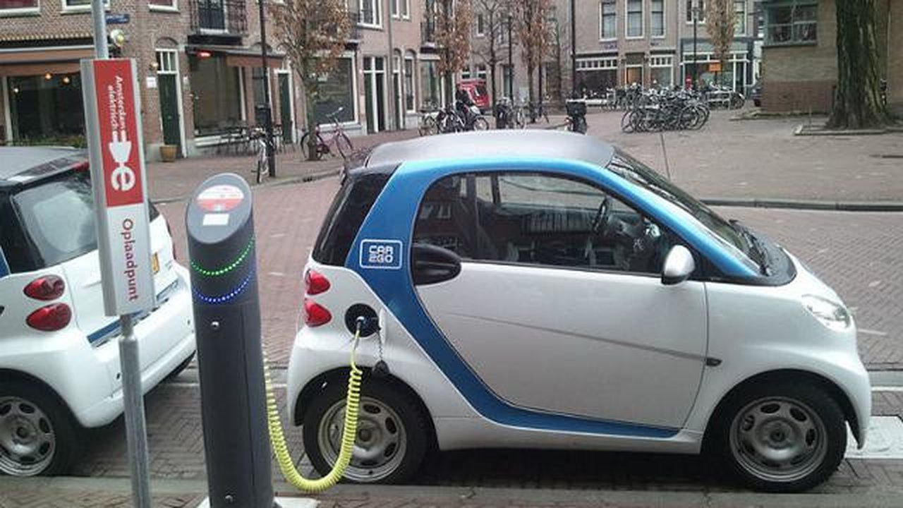 Ilustrasi mobil listrik sedang mengalami pengisian daya baterai di Amsterdam, Belanda. (Sumber Flickr/lhirlimann)