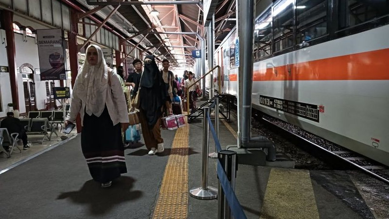 Mendekati perayaan Tahun Baru 2026, PT KAI Daop 4 Semarang mencatat lonjakan signifikan jumlah Penumpang KA Semarang, dengan puluhan ribu orang memadati stasiun.