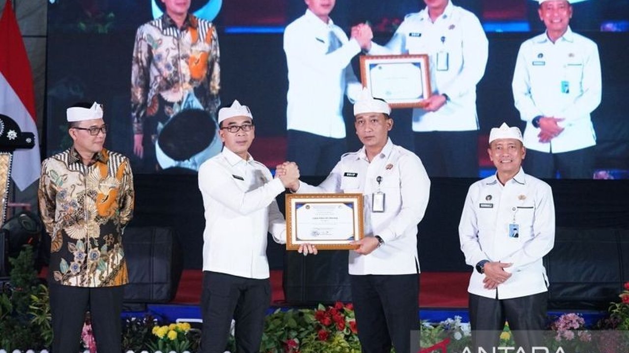 Lapas Kelas IIA Cikarang sukses memborong dua penghargaan bergengsi dari Kantor Wilayah Kementerian Imigrasi dan Pemasyarakatan (Kanwil Kemenimipas) Jawa Barat, menandai penutup kinerja gemilang tahun 2025.