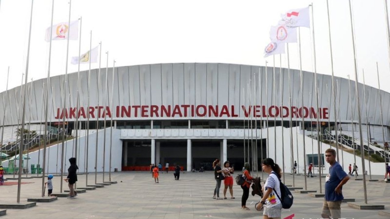 Suku Dinas Pariwisata dan Ekonomi Kreatif Jakarta Timur menggelar perayaan Malam Tahun Baru Velodrome Jakarta Timur dengan panggung hiburan meriah sekaligus penggalangan donasi kemanusiaan.