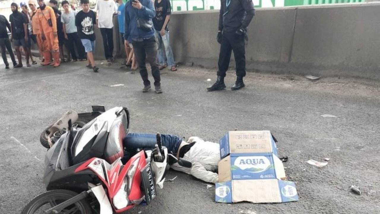 Seorang pengendara motor tewas dalam **kecelakaan maut Jakut** setelah sepeda motornya oleng dan tertabrak truk trailer di Flyover Mbah Priok, Koja, Jakarta Utara.