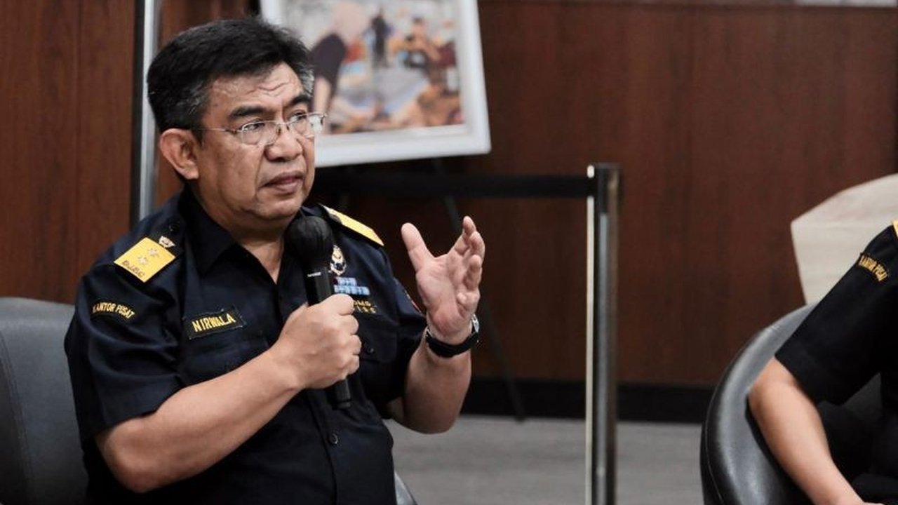 Direktorat Jenderal Bea dan Cukai (DJBC) mengambil tindakan tegas dengan memproses sanksi pegawai Bea Cukai terhadap 33 individu yang terlibat kecurangan dan pelanggaran disiplin berat sepanjang 2025, menegaskan komitmen penguatan integritas lembaga.