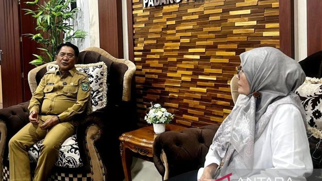 Kabupaten Padang Pariaman mendapatkan Bantuan Air Bersih Padang Pariaman senilai Rp133 miliar dari pemerintah pusat untuk memperbaiki jaringan air bersih yang rusak akibat bencana, memastikan layanan vital segera pulih.