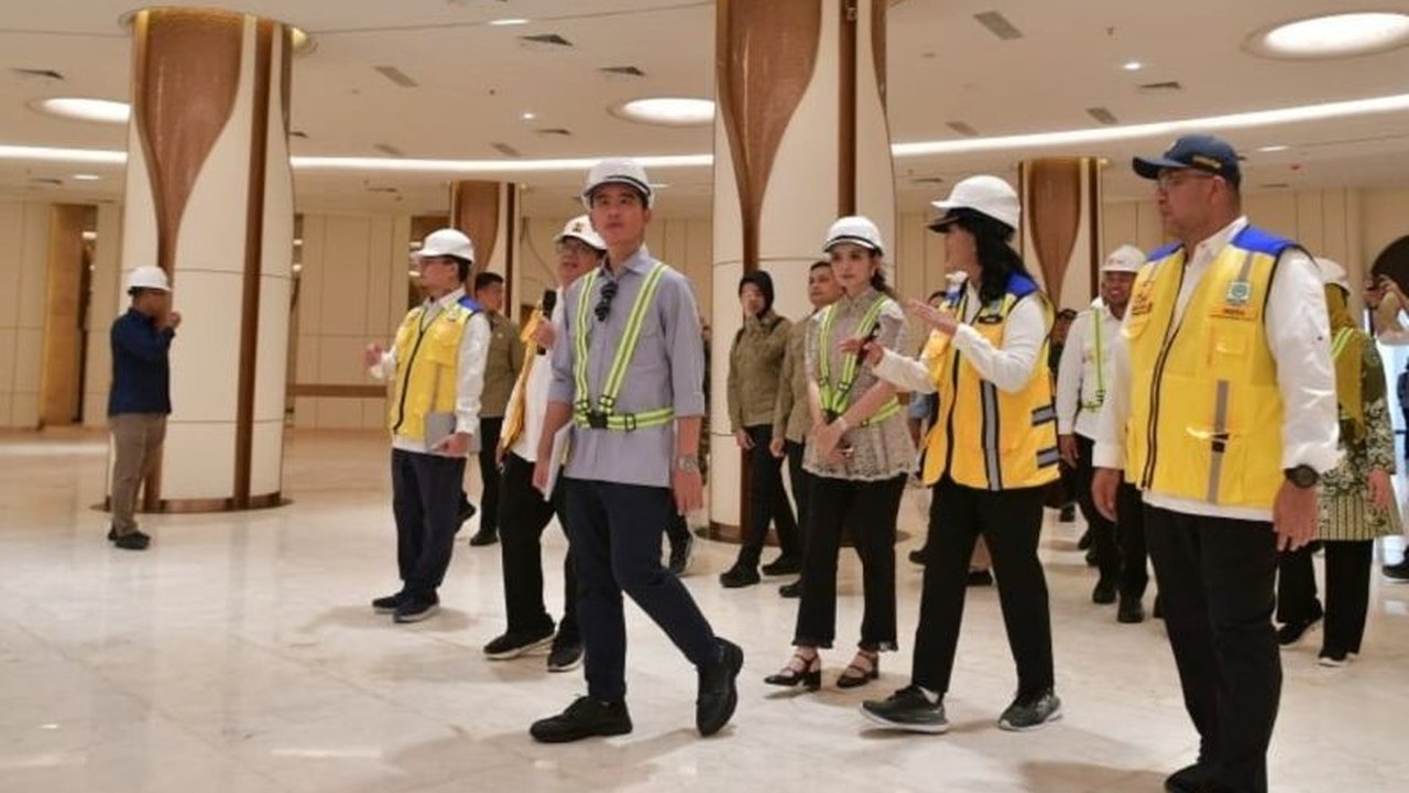 Wakil Presiden Gibran Rakabuming Raka meninjau langsung pembangunan Masjid Negara IKN yang telah mencapai 98,4 persen, menargetkan siap digunakan untuk Shalat Idul Fitri 2026 dan ibadah Ramadhan.