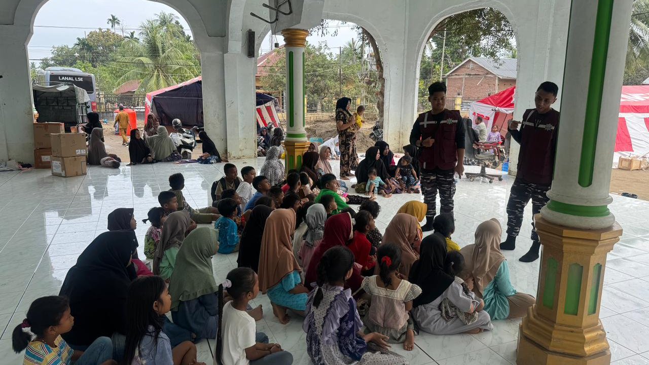 Tim Trauma Healing TNI AL Pulihkan Kondisi Psikologis Anak-Anak Terdampak Bencana di Bireuen