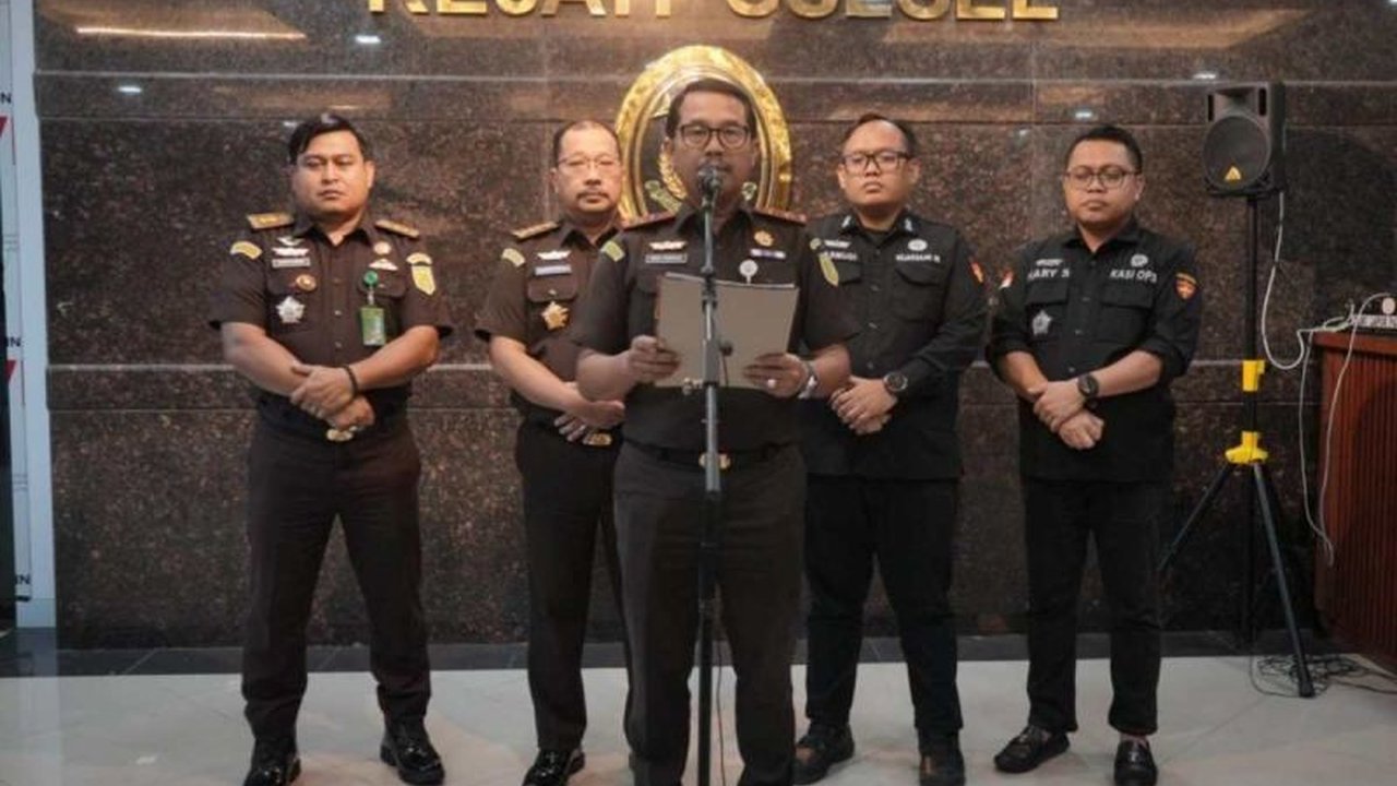 Kejaksaan Tinggi Sulawesi Selatan (Kejati Sulsel) mengajukan cekal terhadap mantan Pj Gubernur BB dan lima orang lainnya terkait dugaan korupsi pengadaan bibit nanas, memastikan proses hukum berjalan lancar.