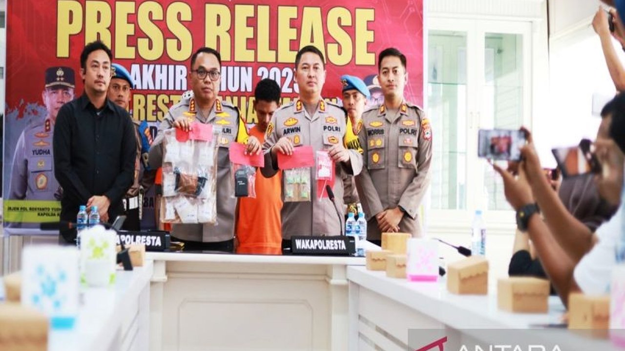 Unit Reskrim Polsek Banjarmasin Timur berhasil membongkar jaringan peredaran sabu di Banjarmasin dengan menyita lebih dari 1 kg narkotika dan menangkap dua tersangka.