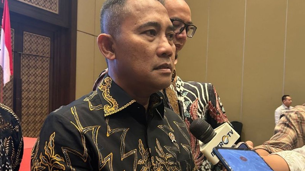 BNPT memperketat Antisipasi Terorisme Natal Tahun Baru 2025/2026 melalui pemantauan dan mitigasi di objek vital serta fasilitas publik, demi menjaga keamanan perayaan.