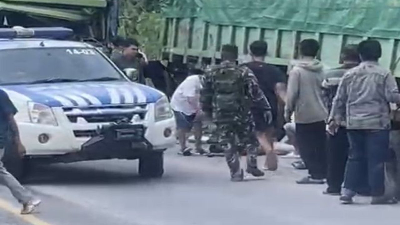 Dua orang dilaporkan tewas di lokasi kejadian dalam insiden kecelakaan maut di Lampung Selatan yang melibatkan truk boks dan truk Fuso, diduga karena rem truk boks blong.