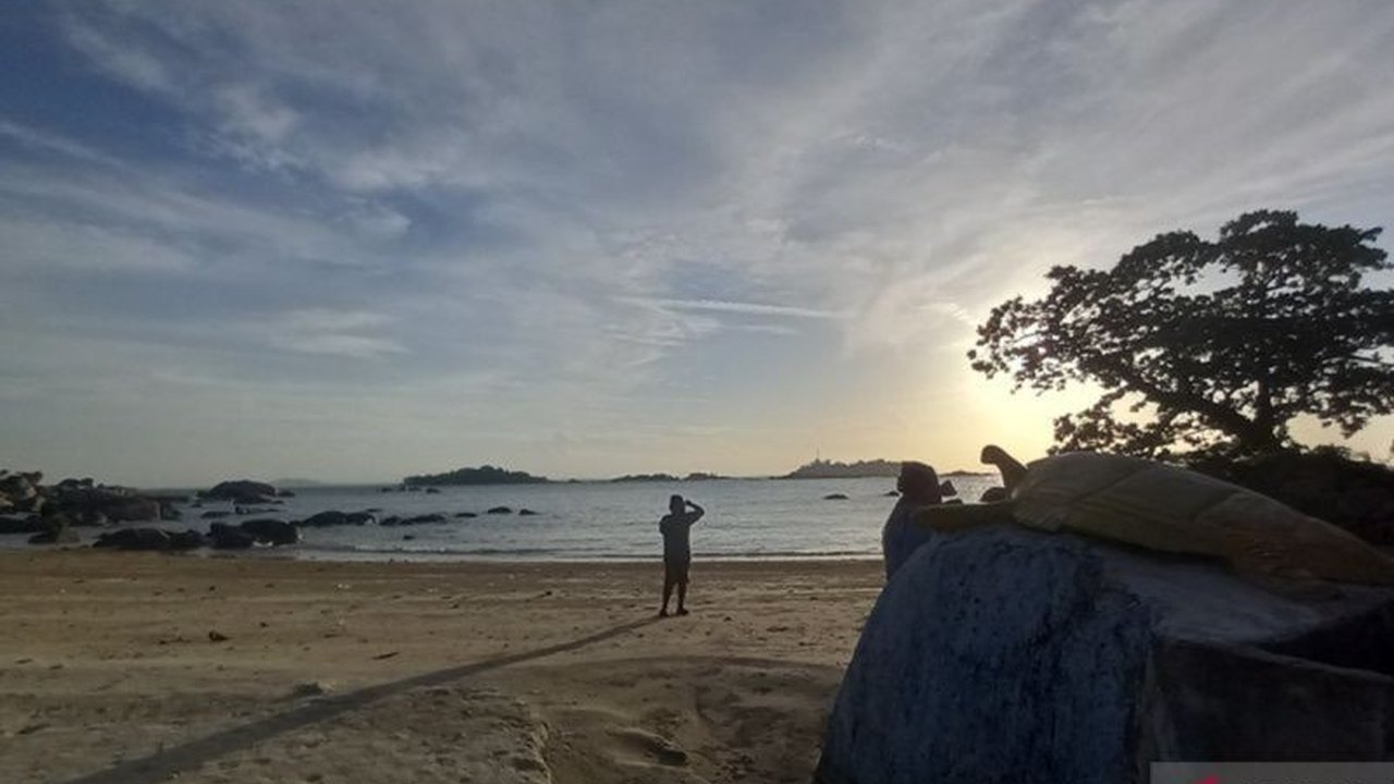 BPBD Pangkalpinang mengimbau warga waspada potensi cuaca buruk Tahun Baru Pangkalpinang 2026, termasuk gelombang tinggi dan banjir rob, demi keselamatan perayaan di pantai.