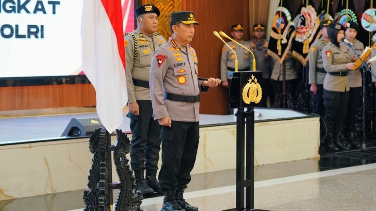 Polri menggelar upacara Kenaikan Pangkat Polri serentak bagi puluhan ribu personel di seluruh Indonesia, dari Pati hingga Tamtama, sebagai bentuk penghargaan dan amanah baru.