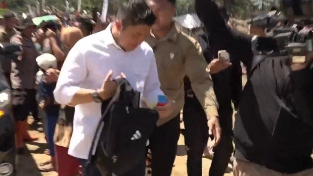 Di tengah peninjauan Presiden Prabowo, Seskab Teddy Bagikan Rubik dan permen kepada anak-anak pengungsi di Tapanuli Selatan, Sumatera Utara, sebagai hiburan dan pengasah ketekunan.