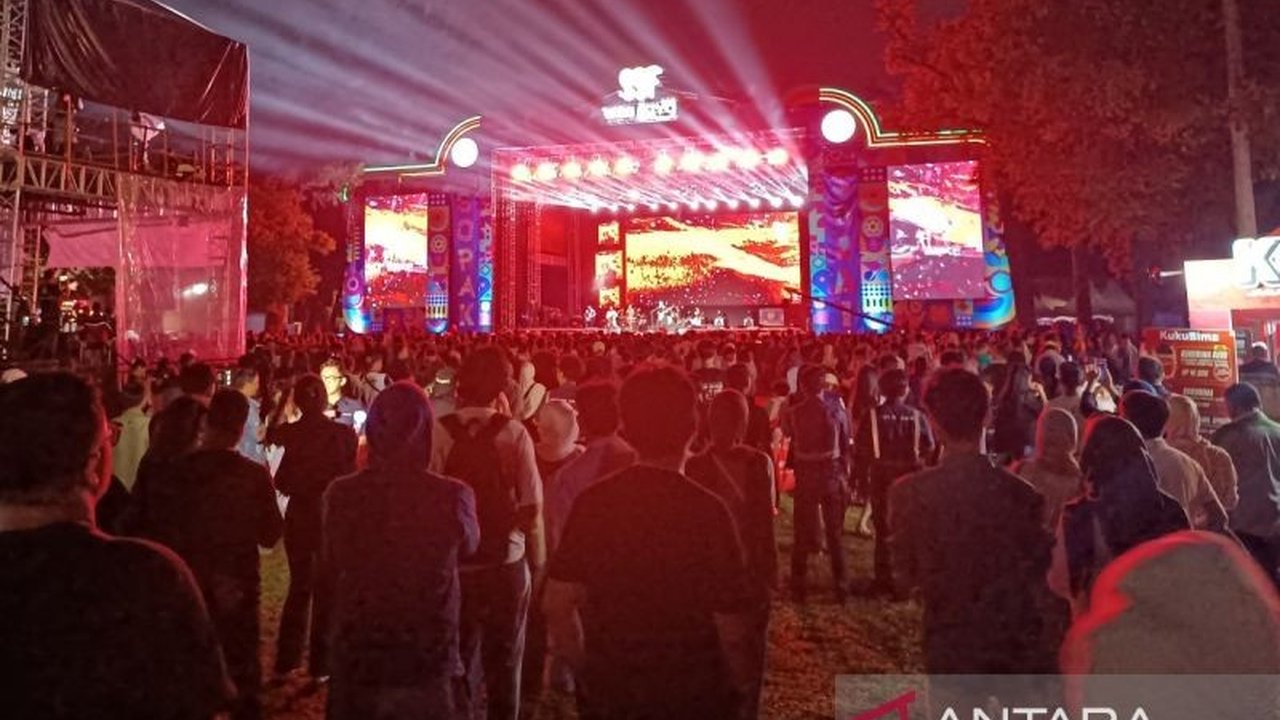 Ribuan warga antusias saksikan Konser Slank di TMII pada malam pergantian tahun 2026, diiringi pesan empati dari Gubernur DKI Jakarta Pramono Anung.