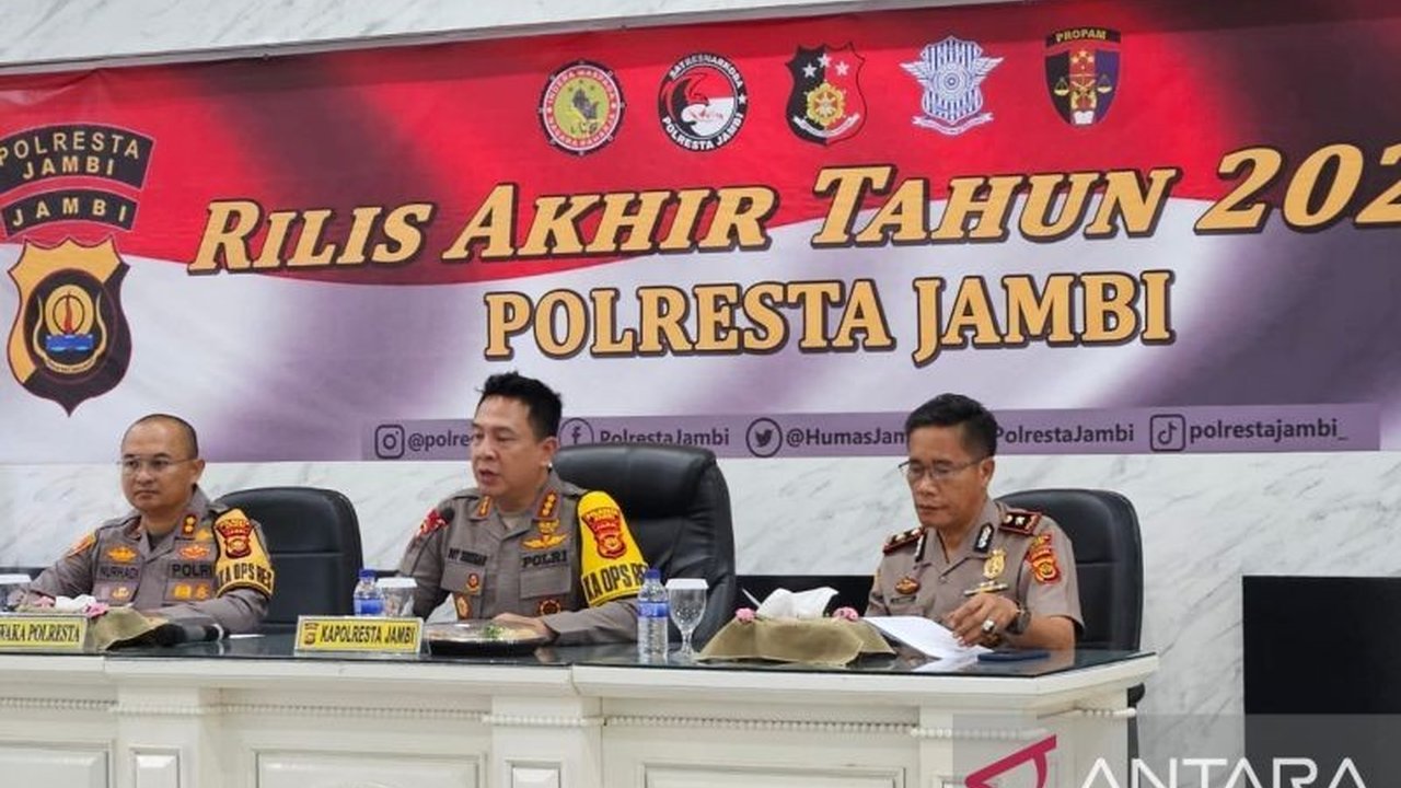 Polresta Jambi berhasil mengungkap dua kasus perdagangan ilegal sisik trenggiling sepanjang tahun 2025 dengan barang bukti puluhan kilogram dan nilai fantastis, sekaligus menekan angka kriminalitas secara keseluruhan.