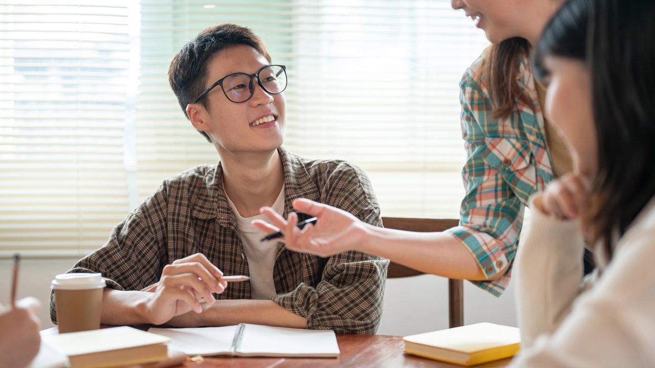 Ilustrasi pria beraktivitas dengan penuh percaya diri.