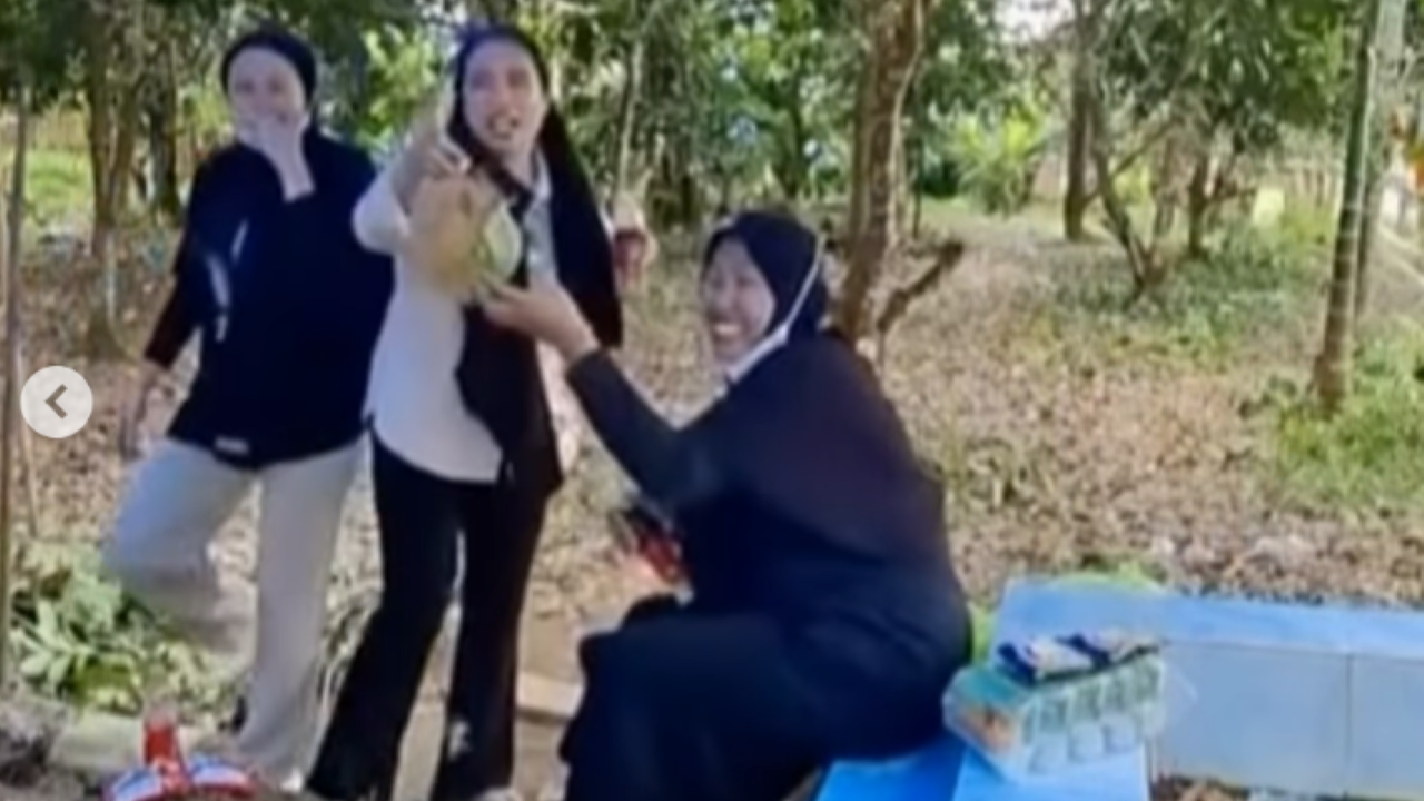 Momen Lucu Lagi Khusyuk Ziarah Kubur, Keluarga Ini Malah Teriak 'Alhamdulillah' Gara-gara Durian Runtuh