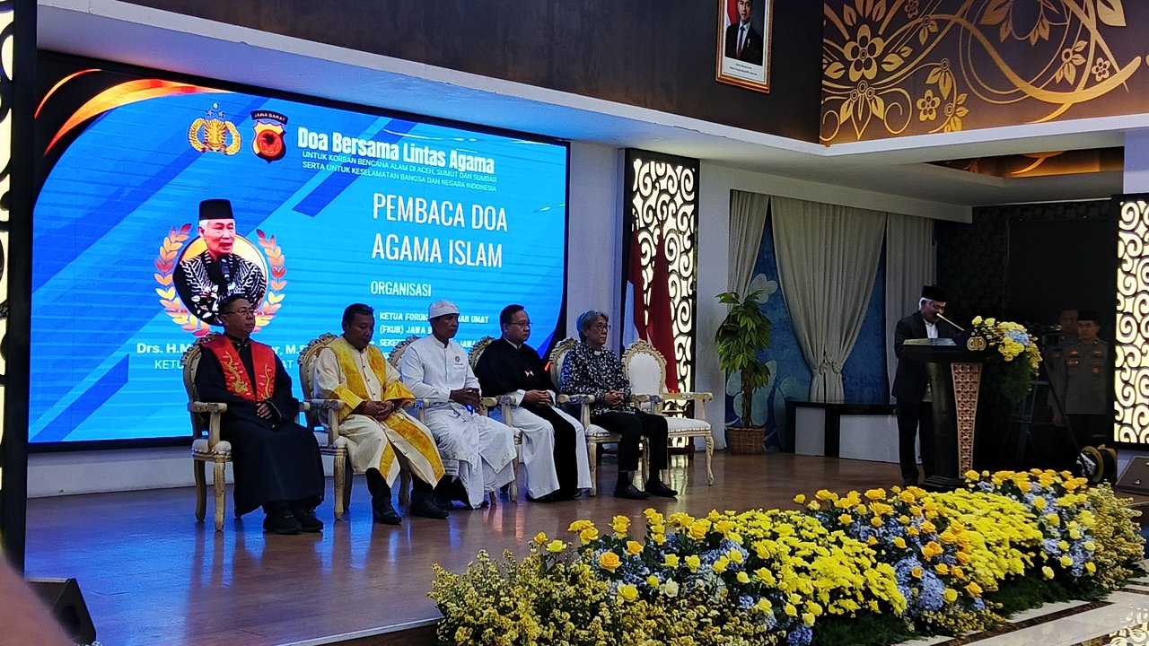 Polda Jawa Barat (Jabar) menggelar doa bersama untuk para korban dan penyintas bencana alam di Aceh, Sumatra Utara, dan Sumatra Barat, Kamis (4/12).