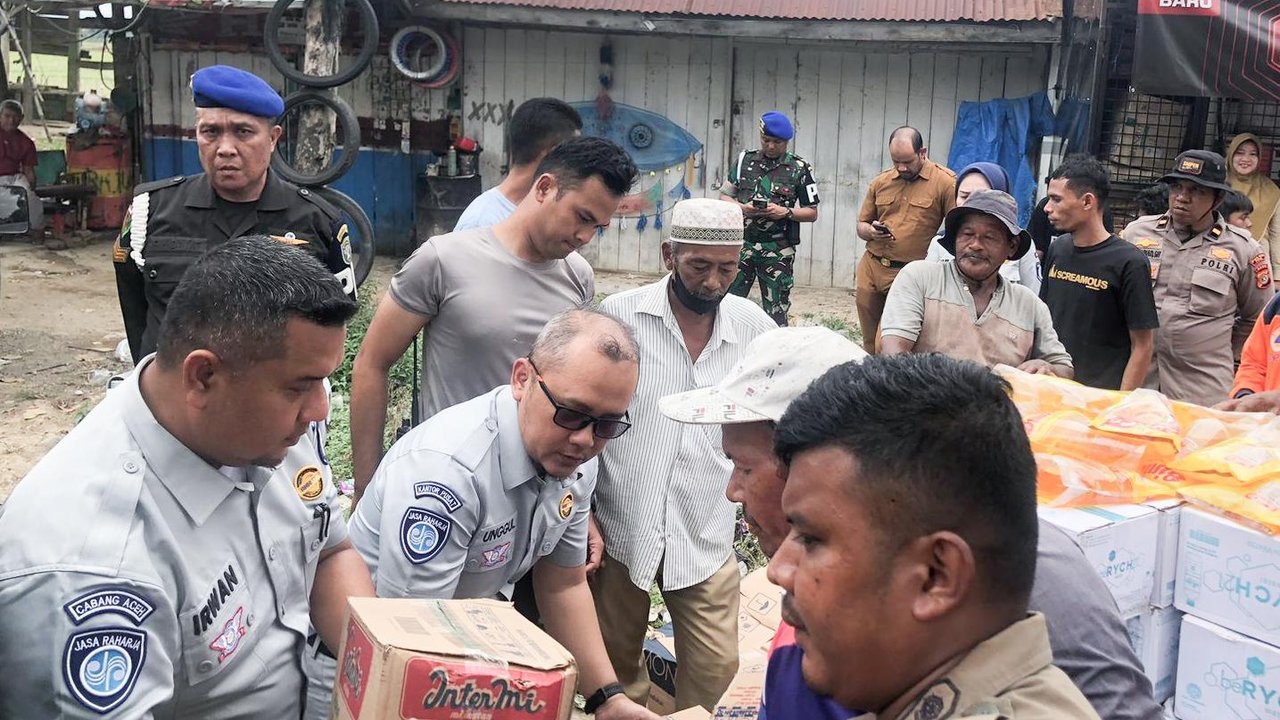 Jasa Raharja Salurkan Ratusan Karung Beras dan Air Mineral buat Korban Banjir Pidie Aceh