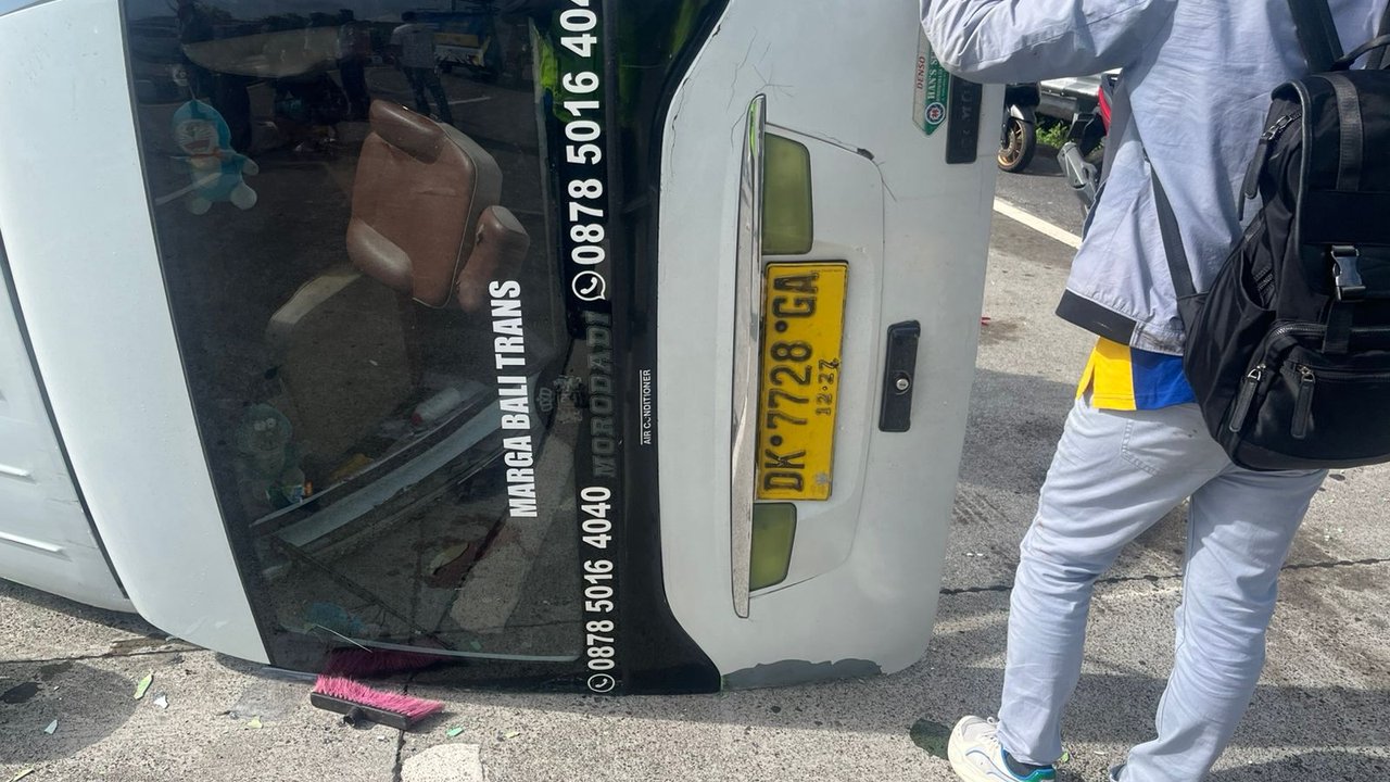 Mobil Travel Terguling di Tol Bali Mandara, 13 WNA China Terluka