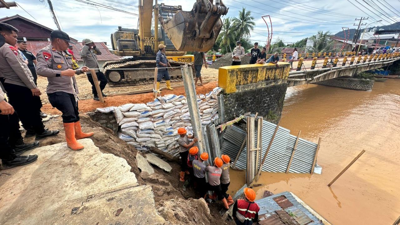 Kisah Pasukan Brimob Sumut Gaspol Perbaiki Jembatan Halangan yang Putus Dalam 3 Hari