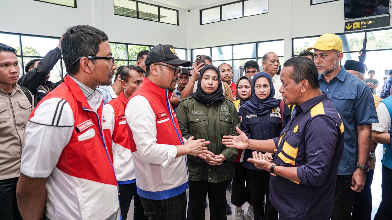Menteri Bahlil dan Dirut Pertamina Tinjau Pemulihan Energi di Sumatra, Pastikan Pasokan LPG dan BBM Cukup