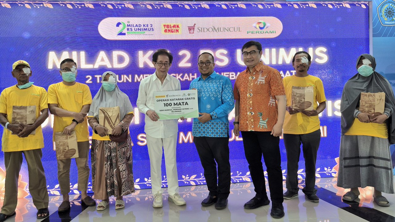 Direktur Sido Muncul Dr. (H.C.) Irwan Hidayat secara simbolis menyerahkan bantuan kepada Direktur RS UNIMUS, dr. M. Riza Setyawan, MOSH, FISQua didampingi oleh Wakil Ketua Perdami Jateng, Dr. dr. Trilaksana Nugroho, M.Kes, FISCM, Sp.M(K). (Liputan6.com/Gilar Ramdhani)