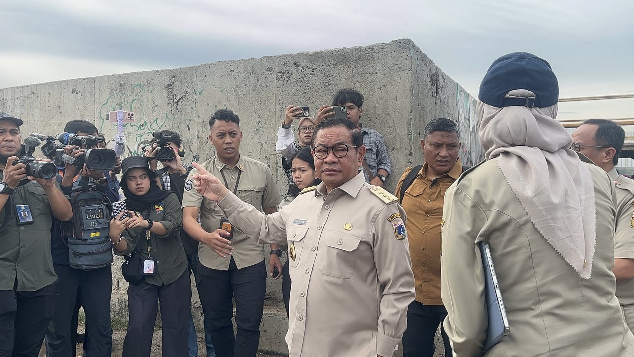 Gubernur DKI Jakarta Pramono Anung meninjau langsung tanggul pengaman pantai Nizam Zachman, Muara Baru, Penjaringan, Jakarta Utara, Senin (8/12/2025).