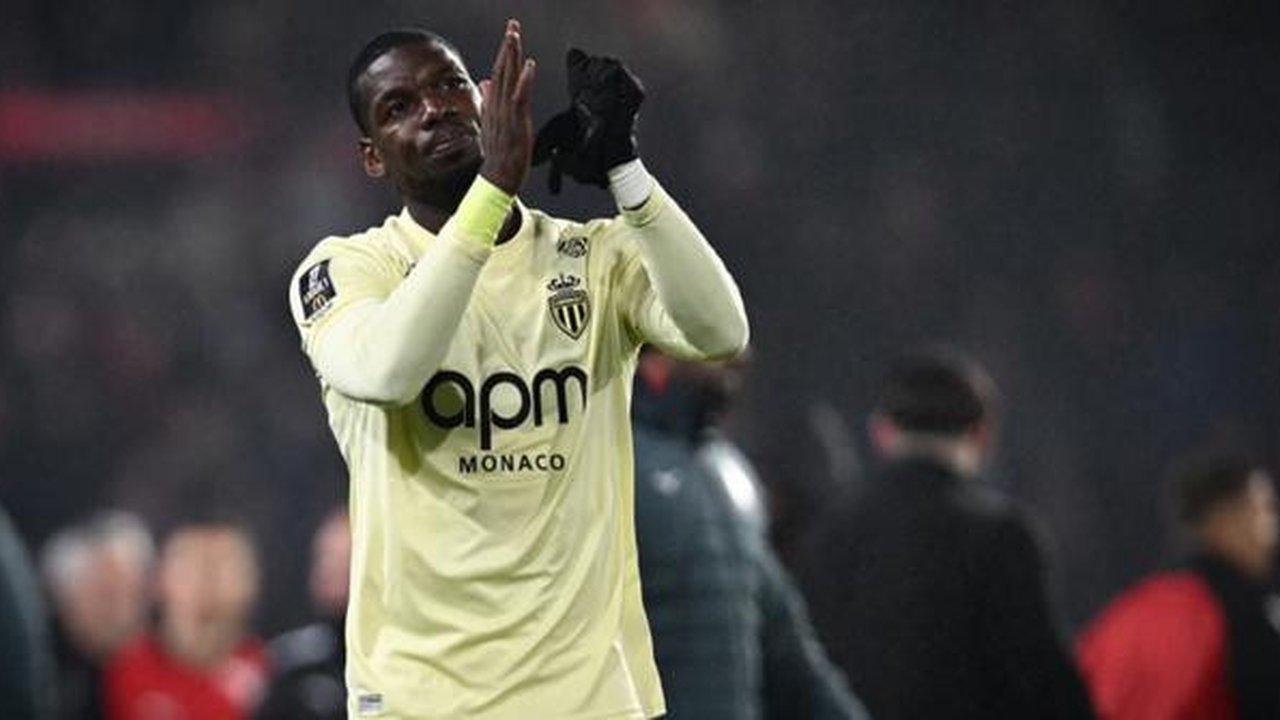 Gelandang Monaco asal Prancis #08, Paul Pogba, memberi isyarat di akhir pertandingan Liga 1 Prancis antara Stade Rennais FC dan AS Monaco di stadion Roazhon Park di Rennes, Prancis barat, pad