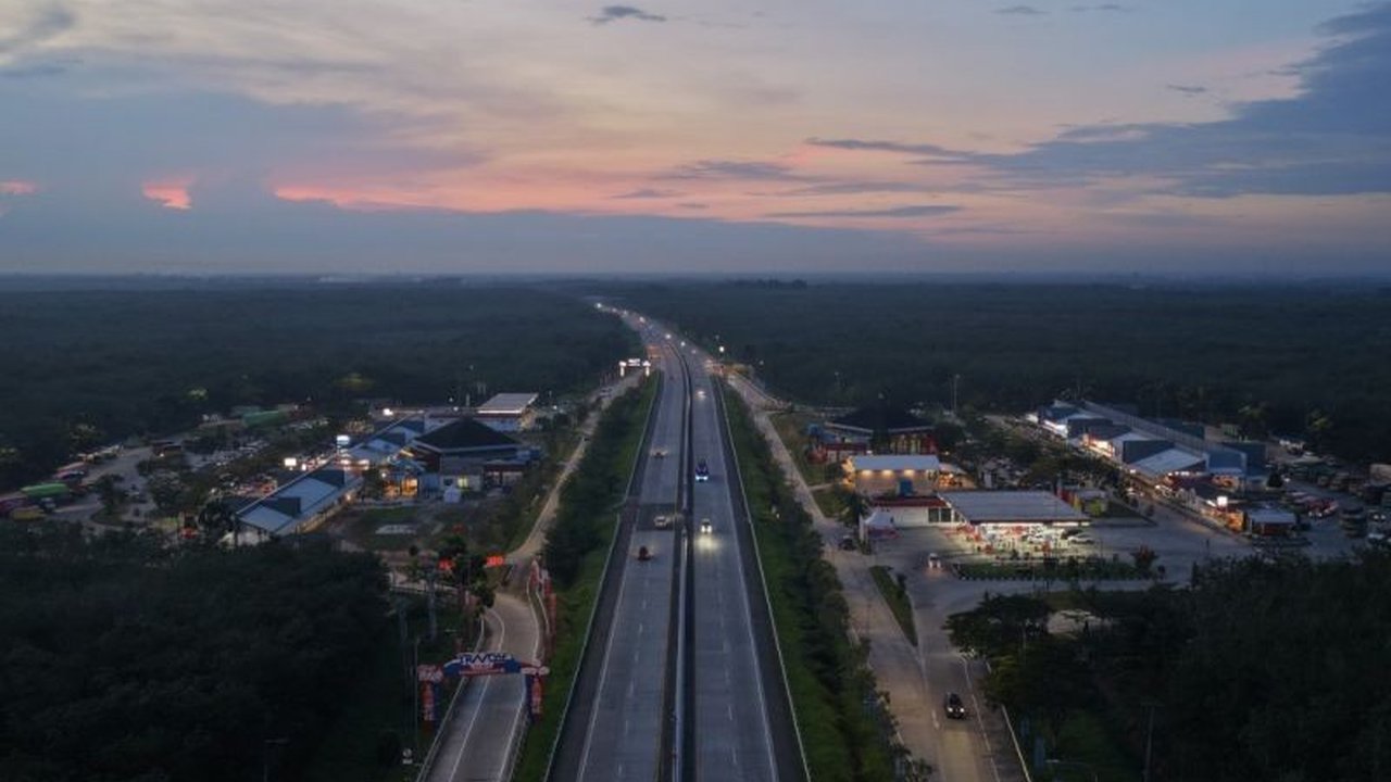 Manfaatkan kesempatan emas! Jasa Marga kembali memberlakukan diskon tol Nataru 20% di berbagai ruas strategis, meringankan biaya perjalanan Anda selama libur akhir tahun 2025/2026.