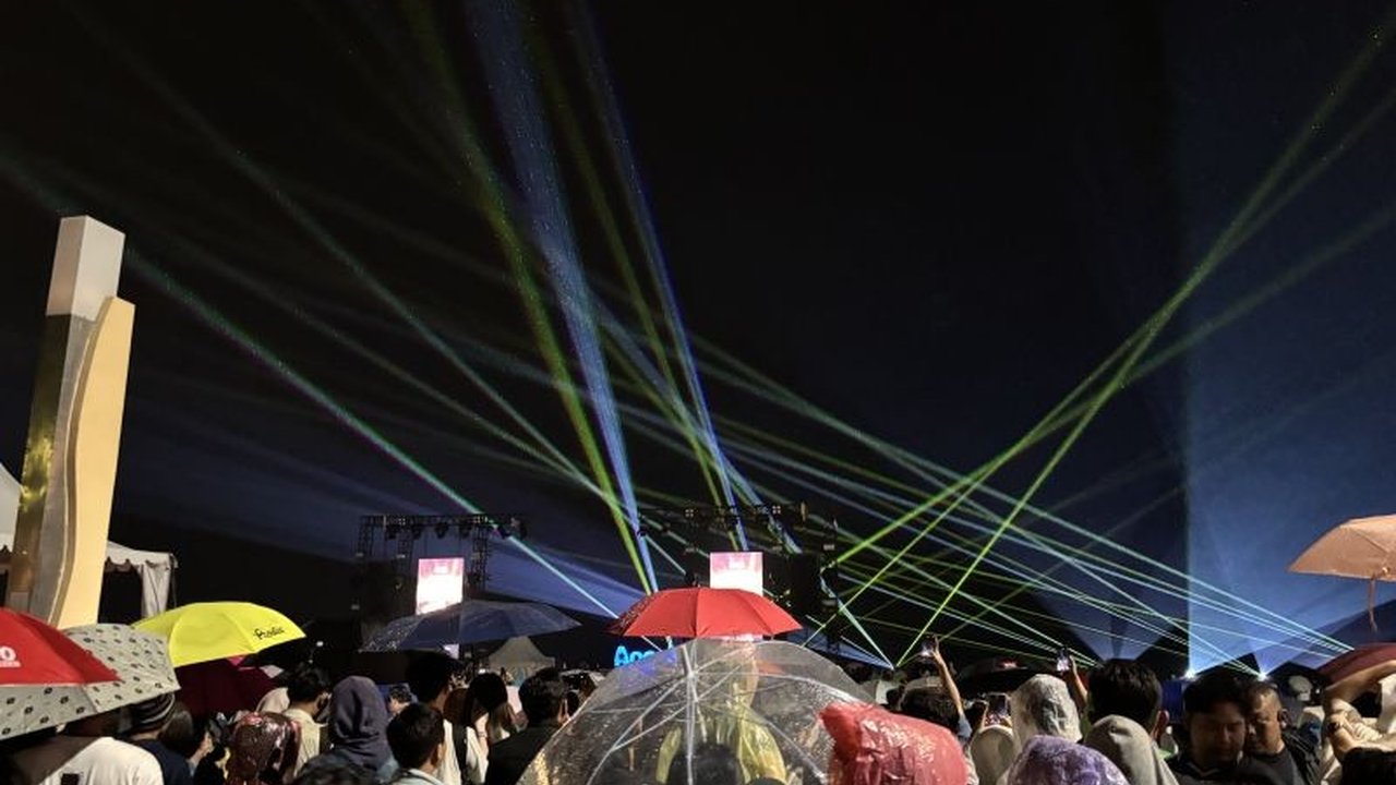 Ribuan drone yang disiapkan untuk memeriahkan malam pergantian tahun 2026 di Ancol gagal mengudara karena cuaca buruk, memicu pertunjukan laser sebagai gantinya.