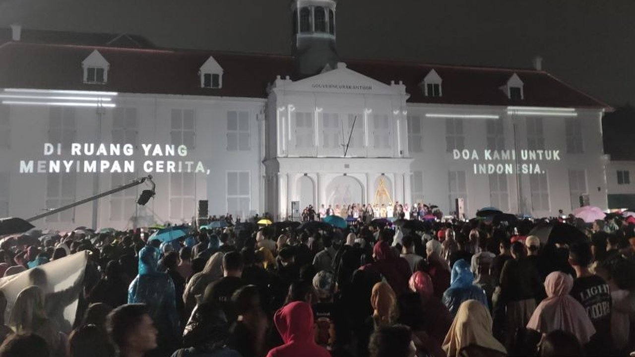 Ribuan warga di Kota Tua merayakan Doa Lintas Agama Malam Tahun Baru 2026 dengan memanjatkan harapan baik dan empati mendalam bagi korban bencana di Sumatra.