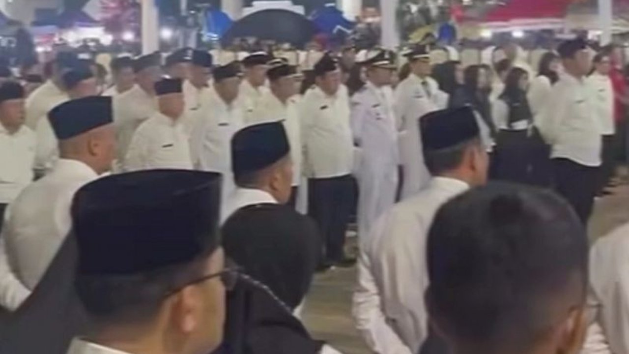Bupati Karawang Aep Syaepuloh melakukan mutasi ASN Karawang secara besar-besaran di malam pergantian tahun, menegaskan komitmen birokrasi yang sigap dan profesional.