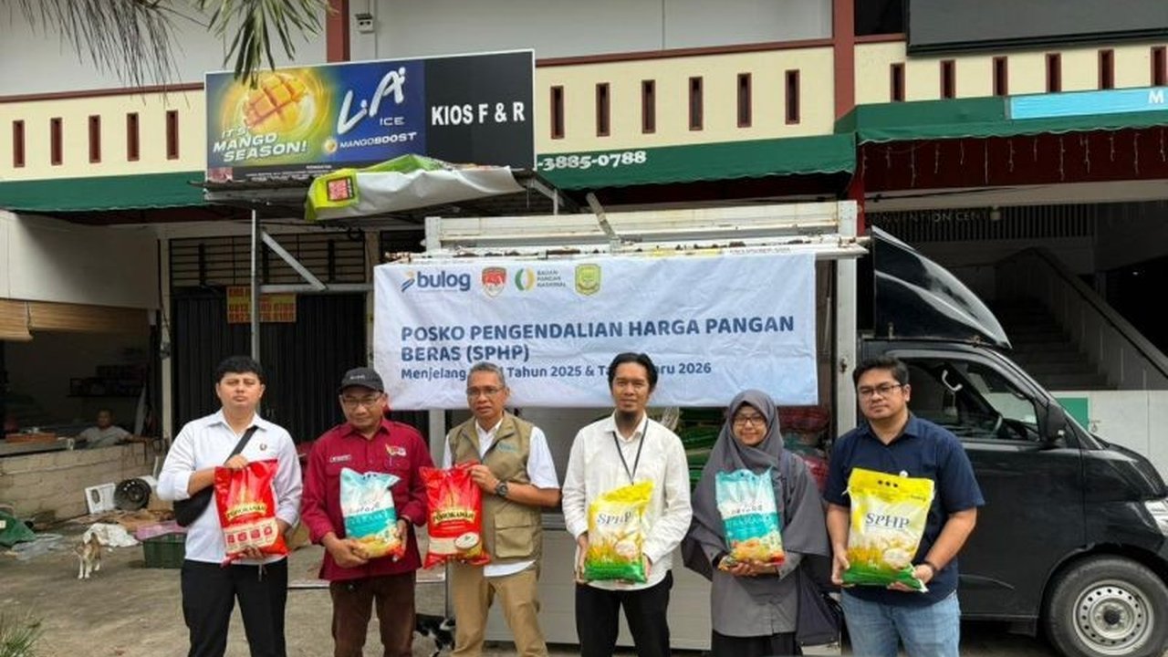 Jelang Tahun Baru 2026, Bulog Tanjungpinang intensif memantau pasar untuk memastikan harga beras stabil dan terjangkau. Bagaimana hasil pemantauan ini menjaga daya beli masyarakat dan menjamin ketersediaan pasokan?.
