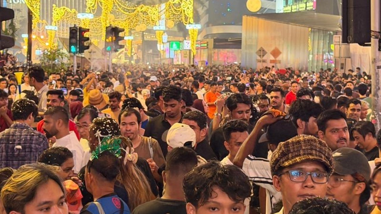 Ribuan warga Malaysia dan pelancong memadati Bukit Bintang, Kuala Lumpur, merayakan Perayaan Tahun Baru 2026 dengan meriah, ditandai berbagai pertunjukan dan kehadiran PM Anwar Ibrahim, menjadikan Perayaan Tahun Baru di Bukit Bintang sebagai sorotan.