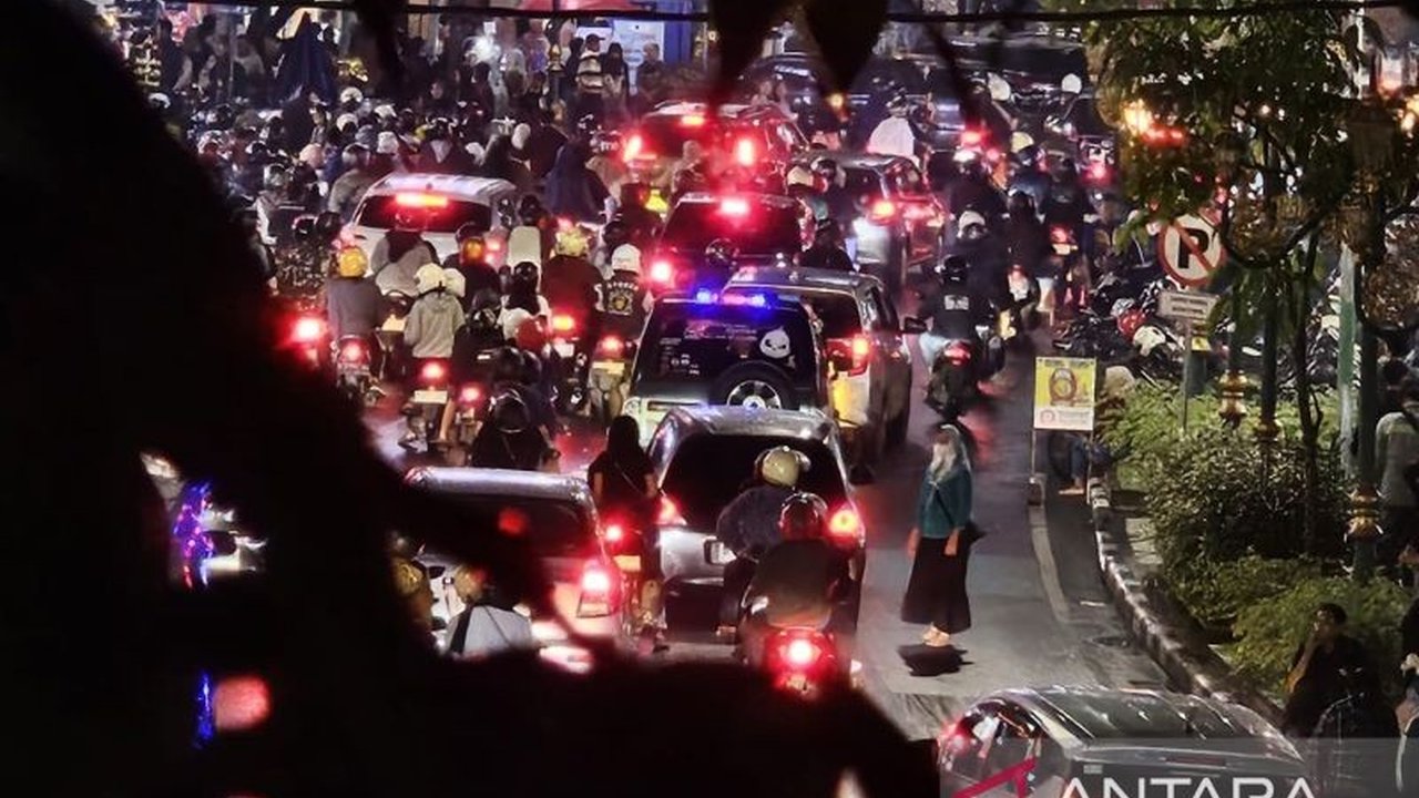 Kawasan Kayutangan Malang Tahun Baru menjadi magnet bagi ribuan wisatawan dan masyarakat lokal yang antusias merayakan malam pergantian tahun dengan suasana meriah dan beragam kuliner khas.
