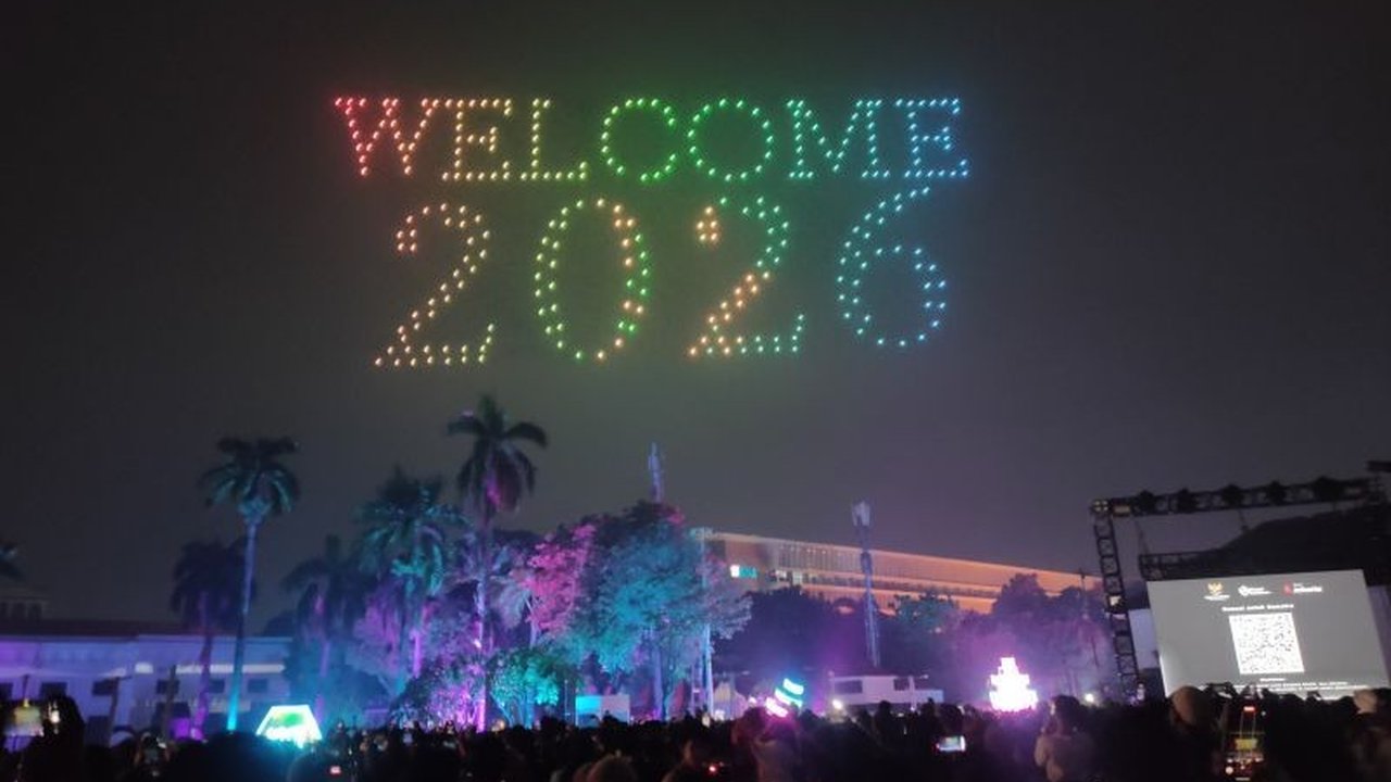 Ribuan pengunjung memadati Kota Tua untuk menyaksikan kemeriahan Pertunjukan Drone Tahun Baru Kota Tua 2026 yang menampilkan berbagai bentuk cahaya di langit Jakarta Barat.
