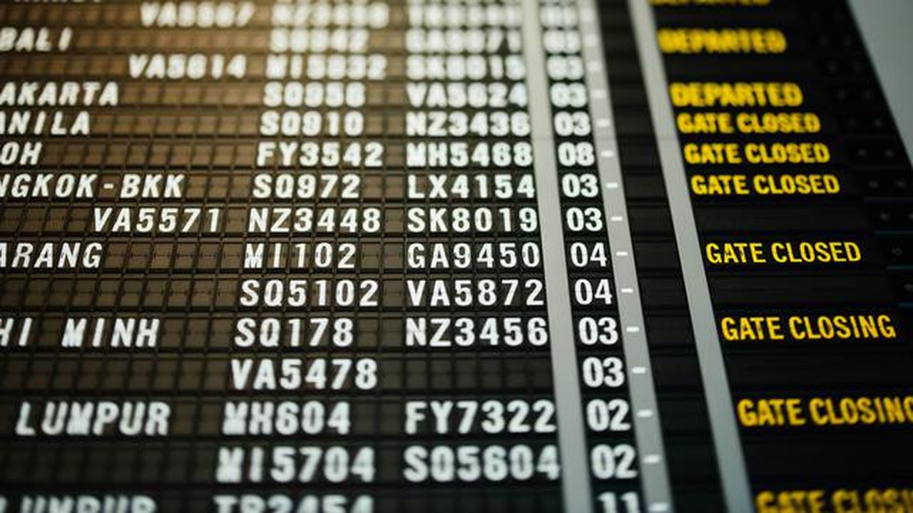 Ilustrasi papan informasi bandara. (dok. Unsplash/ CHUTTERSNAP)