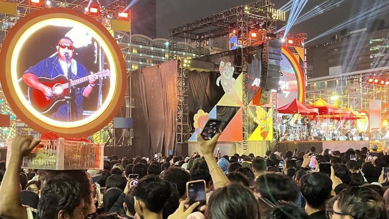 Penyanyi Andmesh Kamaleng dan grup band D'MASIV tampil memukau di Bundaran HI, Jakarta, seraya menyerukan dukungan artis korban bencana Sumatera pada malam pergantian Tahun Baru 2026.