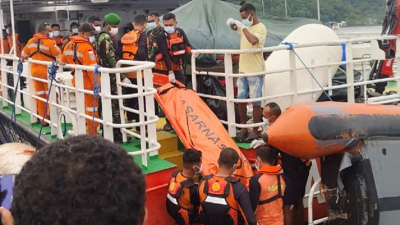Operasi pencarian terhadap 16 penumpang perahu terbalik di Perairan Serui resmi dihentikan, menyisakan duka mendalam bagi keluarga korban yang masih menanti kabar.